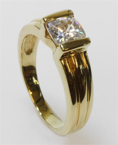 Silberring vergoldet ausgefasst mit einem weißen Stein.Ringweite 54.