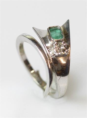 Damenring m. einem Smaragd sowie einem Altschliff-Diamant ca. 0,10ct