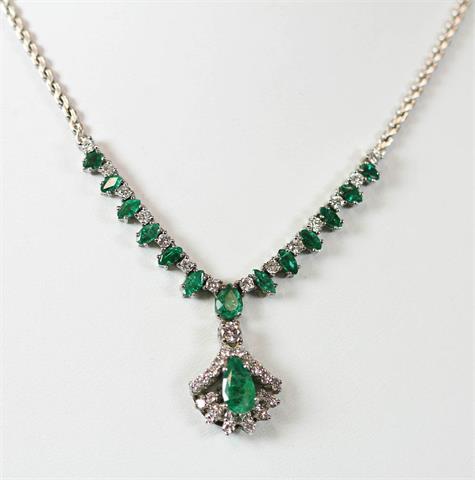 Konvolut: 1 Collier, 1 Ring und 1 Paar Ohrclip besetzt mit Smaragde und Diamanten.