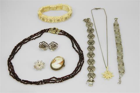 Konvolut: Antikschmuck, 8- tlg, 2 Armbänder, Silber, ein 3- reihiges Granat- Collier, ein Paar Ohrclip, 2 Broschen. Anhänger und
