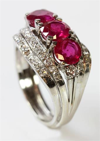 Juwelier "SCHILLING" Damenring 18K WG, besetzt mit drei fac. Burma-Rubinen in feiner Farbe, zus. ca. 3,6cts.