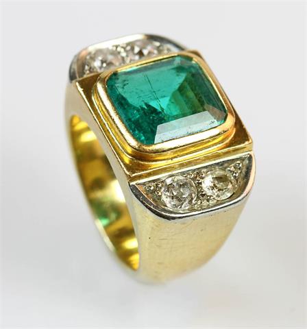 Damenring besetzt mit einem Smaragd in feiner Farbe und vier Altschliff- Diamanten zus. ca. 0,40 ct.