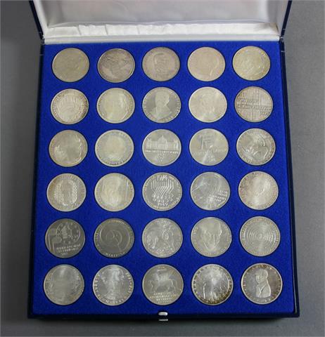 BRD -  Sammlung von 30 x 5 DM Münzen, mit den "Top 5", Erhaltung ss oder besser.
