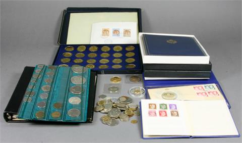 Konvolut - Fundgrube, kleine Schachtel mit Münzen und einigen Briefmarken