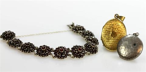 Konvolut: Ein Armband mit Granat, Silber/Restvergoldung.