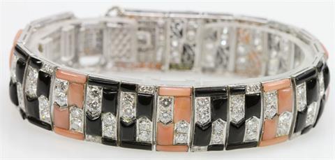 Armband, besetzt m. Diam.-Brillanten sowie zwei Diamanten im Emerald-Cut, zus. ca. 4,3cts