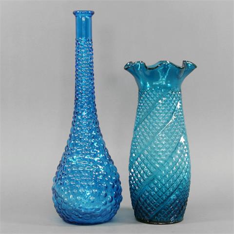 Konvolut: 2 Vasen, blaues Glas, 20./21. Jh.