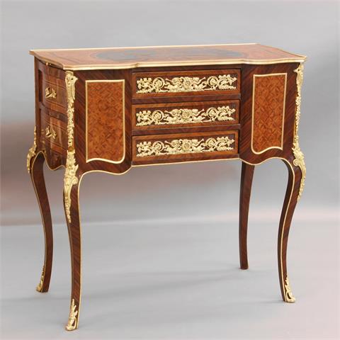 Schreibtisch im Louis-XV-Stil, intarsiertes Edelholfurnier, 20./21. Jh