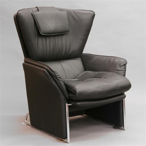 Sessel mit ausziehbarem Fußhocker, schwarzer Lederbezug, 21. Jh.