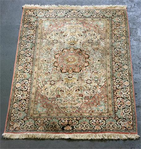 Orientteppich aus Kashmirseide. INDIEN, 20. Jh., 184x124