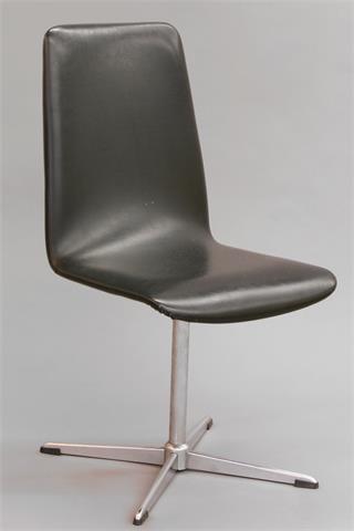 Drehstuhl, auf Metallfuß, schwarzer Bezug in Lederoptik, wohl 1970er Jahre.