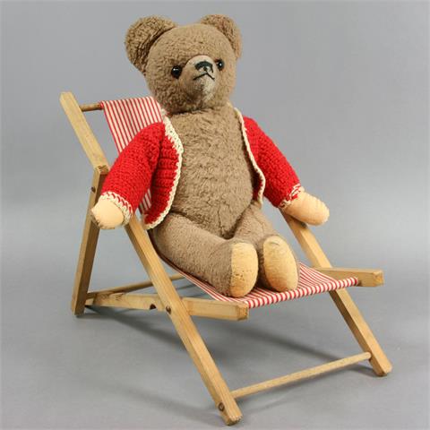 Teddybär auf Liegestuhl,
