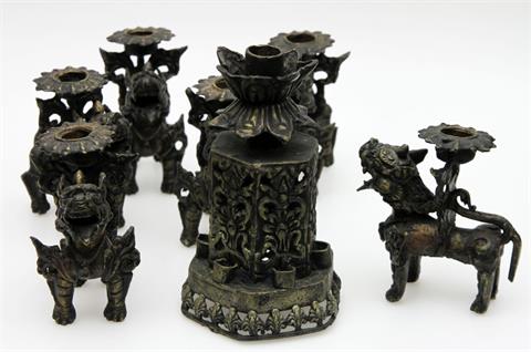 Kerzenhalter mit 6 Löwen aus Bronze, NEPAL, 20. Jh.