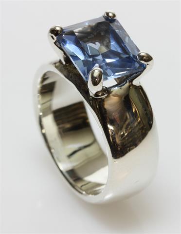 Moderner Ring mit großem blauen Stein.