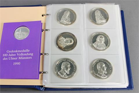 Interesante Sammlung diverser Medaillen und Münzen im Album, dabei u.a. 25 Silberbarren,