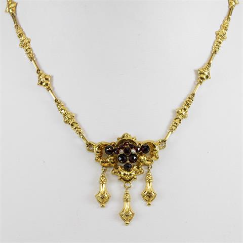 Historisches Collier, um 1880, im Vorderteil bes. mit Granat u. zwei kleinen Perlen.