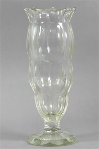 Blumenvase, ART DECO, dickwandiges Transparentglas mit Facettschliff, 1920/30er Jahre.
