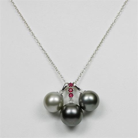 Halskette mit 3 Tahiti- Perlen, 1 Anhänger besetzt mit drei Rubine. WG 14 K.