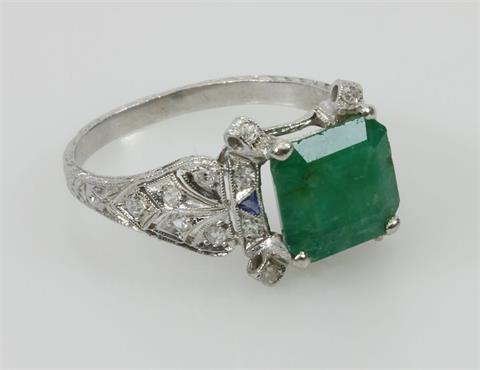 Damenring mit einem Smaragd (best.!) und kleinen Diamanten