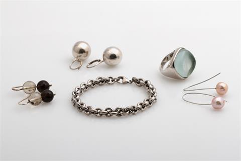 Konvolut:  Silberschmuck, 5tlg.: Ein Ring m. Steinbesatz, ein Armband, drei Paar Ohrhänger