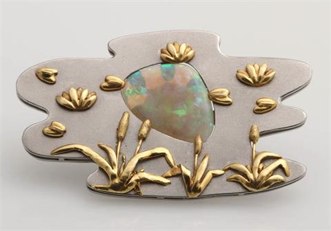 Moderne Brosche in Form eines Seerosenteiches, besetzt mit einem Opal,
