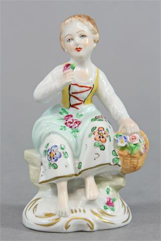 SITZENDORF, Mädchen mit Blumenkorb im Rokokostil, glasiertes Porzellan, 20. Jh.