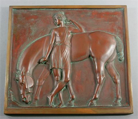 VOLKMANN, ARTHUR (1851-1941): Relief Frau mit Pferd, patinierter Metallguß.