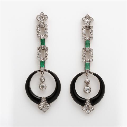 ART DEKO Ohrhänger (Paar), besetzt mit je zwei Smaragden, Diamanten und Onyx.