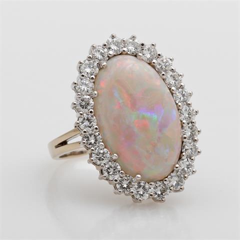 Damenring mit Opal, umrahmt v. Dia.-Brillanten zus. ca. 1,5cts., guter Farb- und Reinheitsgrad.