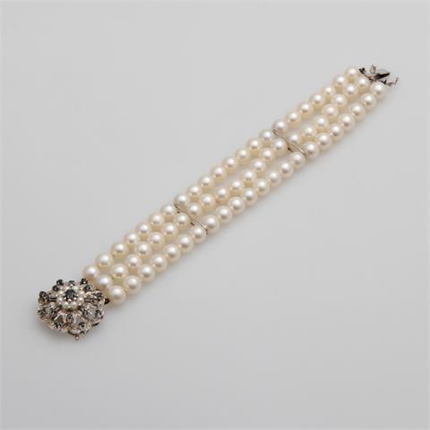 Perlarmband, 3- reihig, Schließe besetzt mit kl. Perlen u. Saphiren.
