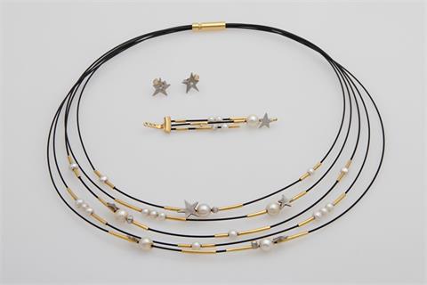 Set: Collier aus fünf versch. langen Edelstahlreifen, besetzt mit Zuchtperlen, Diamanten, Sternelementen und