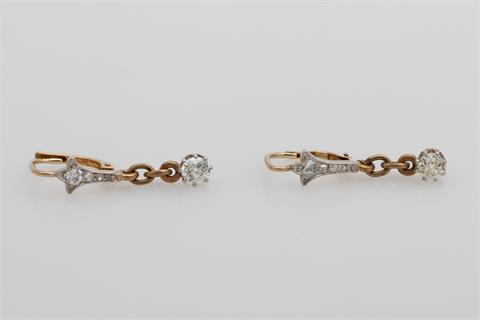 Paar Ohrhänger, antik, bes. mit je zwei Altschliff-Diamanten zus. ca. 0,25ct