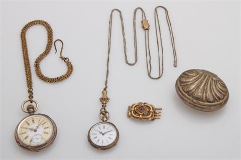 Konvolut 4tlg.: HTU Silber mit Uhrenkette in Doublé; Damenumhängeuhr in Silber, mit Kette;