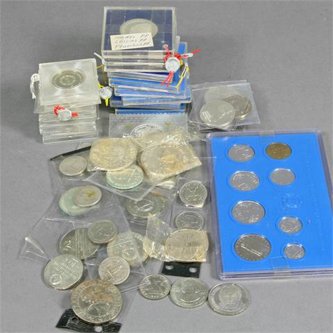 DDR - Schatzkiste mit diversen Münzen,