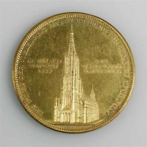 Württemberg - Karl, 1864-1891, Vergoldete Br.-Medaille (1890) v. Schnitzspahn auf die Vollendung des Ulmer Münsters.