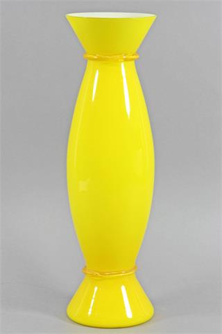MURANO, VENINI, Vase, opakes Glas mit gelbem Überfang, Italien 1989.