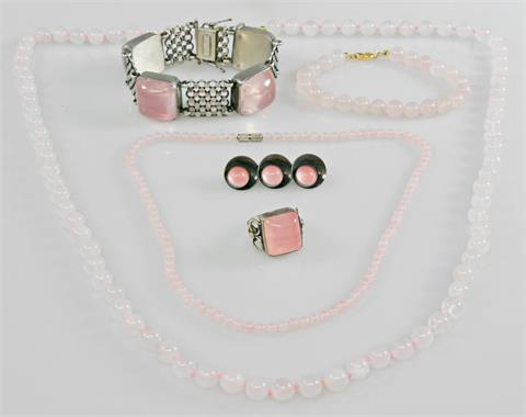 Konvolut: Silberschmuck mit Rosenquarz: Armband (2), Ring, Brosche und Colliers (2)