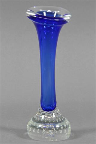 Designervase, Dickwandiges Transparentglas mit blauem Innenfang, wohl Italien 20. Jh.