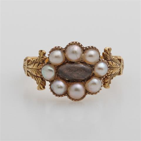 Damenring, antik, 19. Jh., besetzt m. kl. Perlen, mittig geflochtenes Haar unter Glas.
