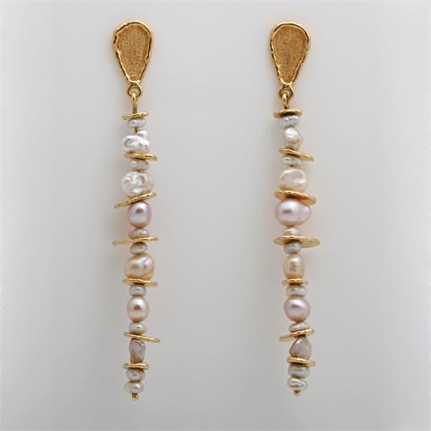 Paar Ohrhänger, bes. mit verschiedenfarbigen Biwa-Perlen.