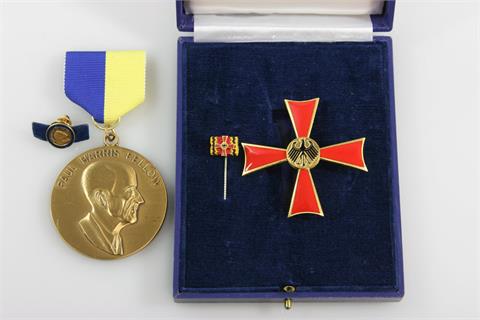Auszeichnungen - Konvolut: Bundesverdienstkreuz 1. Klasse, Etui, mit Miniaturnadel,