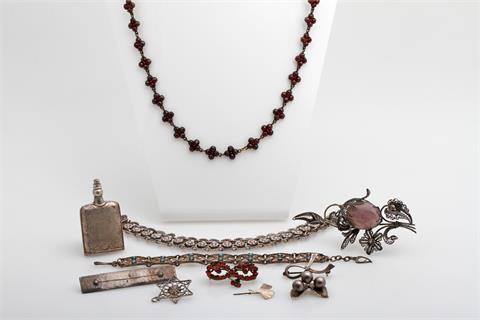 Konvolut: Antikschmuck, 10tlg.: Ein Granatcollier, antik, Doublé. Zwei Armbänder, Silber. Drei Broschen (1x mit Steinbesatz),