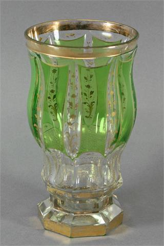 Fußbecher, Transparentglas mit grünem Überfang und Goldstaffage, wohl Böhmen um 1900.