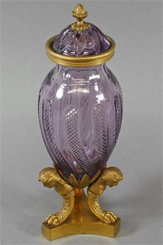 Dekorative Deckelvase, violettes Glas mit messingfarbener Metallmontur, wohl um 1900.