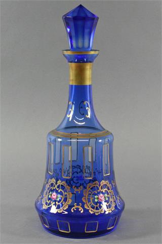 Stöpselkaraffe, Transparentglas mit blauem Überfang und Emailmalerei, wohl Böhmen 20./21. Jh.