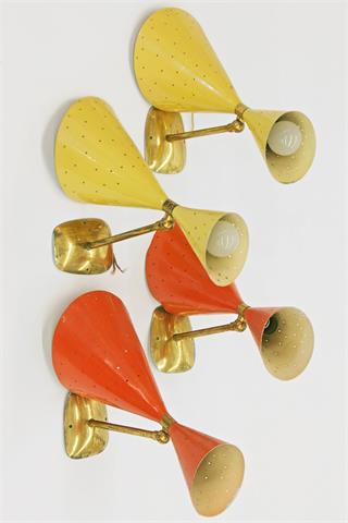 Satz 9 Wandleuchten, tütenförmige Metallschirme mit Lochdekor, 1950er Jahre.
