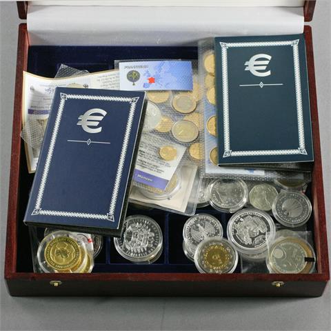 Holzschatulle mit Fundgrubencharakter, dabei Medaillen, einige 10 Euro Münzen