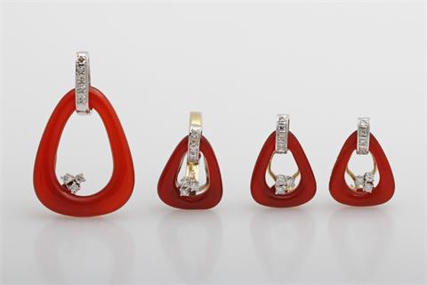 Set: Anhänger, Ring und ein Paar Ohrclip, bes. mit Karneol (einer leicht best.) und kleinen Diamanten. GG/WG 14K.