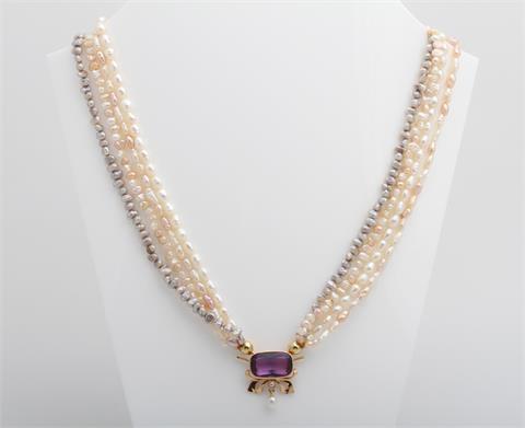 Süßwasserperlcollier, 4-reihig, multicolor, mit Vorderschließe bes. mit einem Amethyst u. kleinen Perlen, Rosé-Gold 18K.