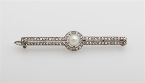 Brosche, antik, bes. mit kleinen Diamant-Rosen und einer Perle.